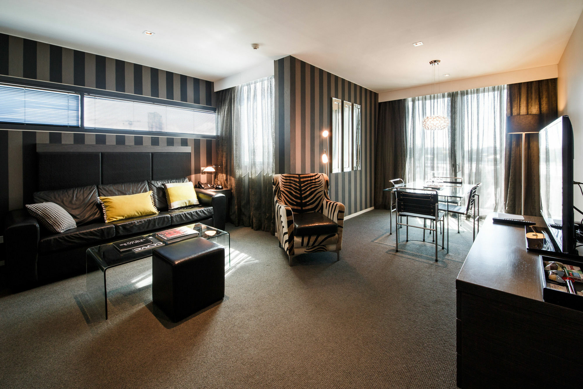 Ovolo The Valley Brisbane Ngoại thất bức ảnh A suite at the hotel