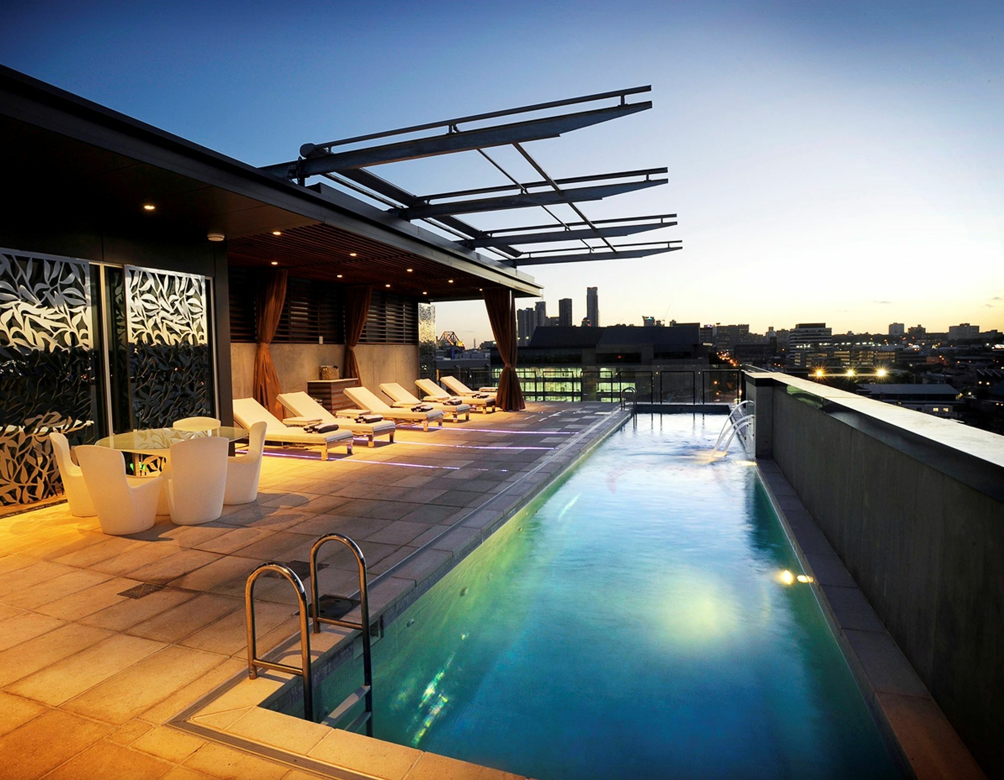 Ovolo The Valley Brisbane Ngoại thất bức ảnh Rooftop pool at the hotel